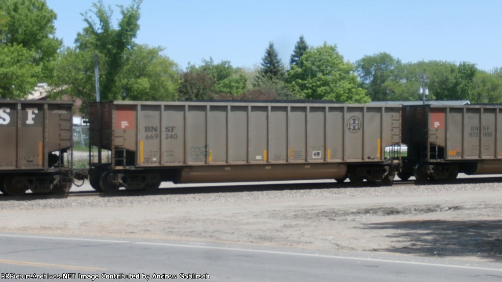 BNSF 672099 & 669340